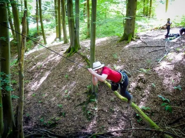Selbstgebaute Seilquerung über einen Hang im Wald