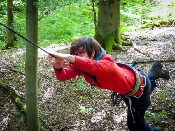 Selbstgebaute Seilquerung wird von einer Person überquert