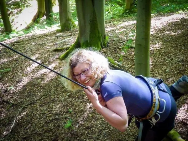 Selbstgebaute Seilquerung wird zwischen Bäumen genutzt