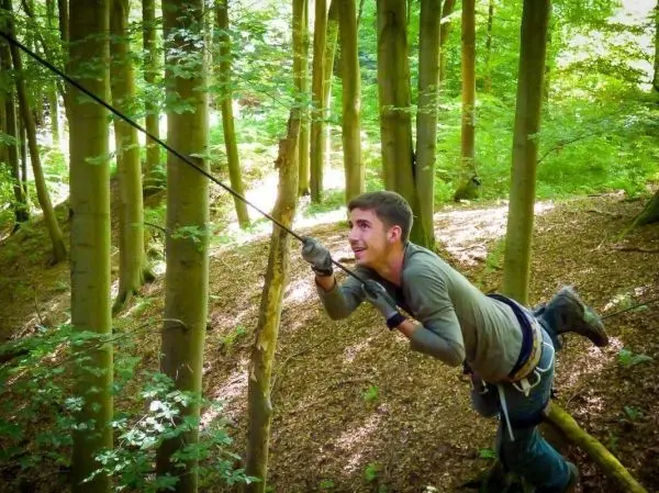 Selbstgebaute Seilquerung wird zwischen Bäumen genutzt