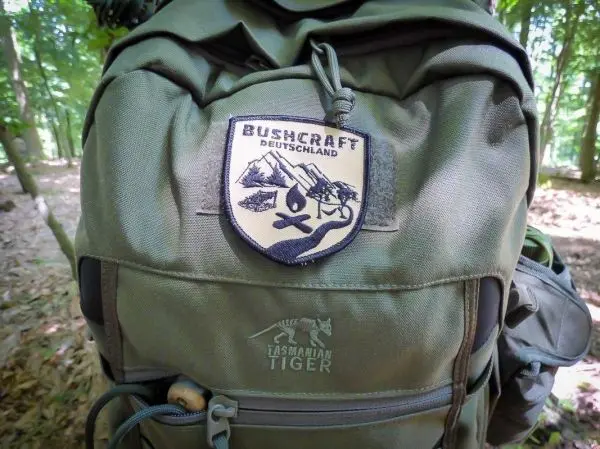 Grüner Rucksack mit Aufnähern von Bushcraft Deutschland und Tasmanian Tiger