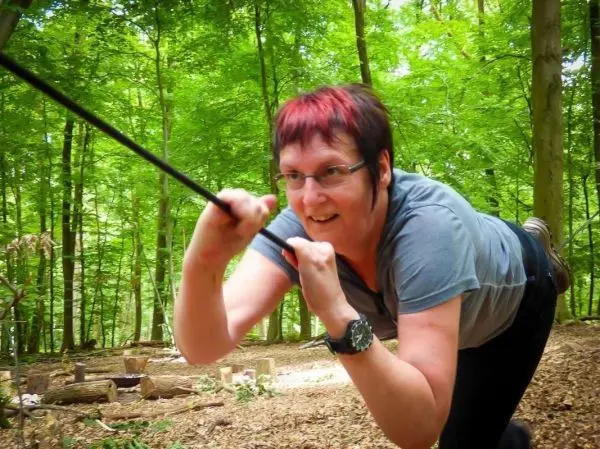 Selbstgebaute Seilquerung wird mit einem Seil überquert