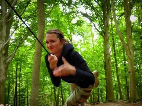 Selbstgebaute Seilquerung wird von einer Person überquert