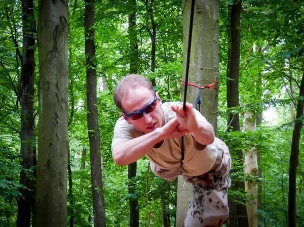 Selbstgebaute Seilquerung wird zwischen Bäumen überquert