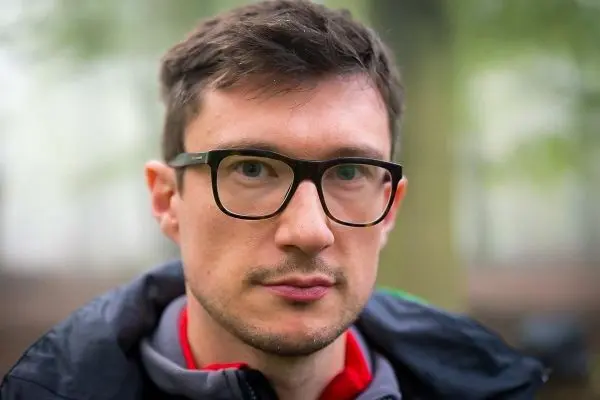 Person schaut direkt in die kamera im wald