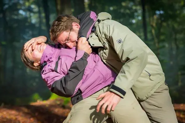 Person übt eine Selbstverteidigungstechnik im Wald