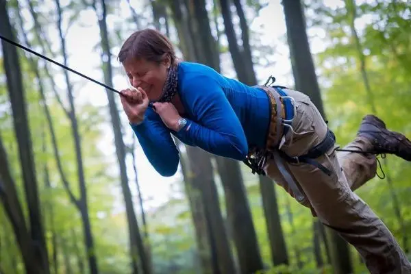 Seilquerung mit einem Seil in einem Waldgebiet