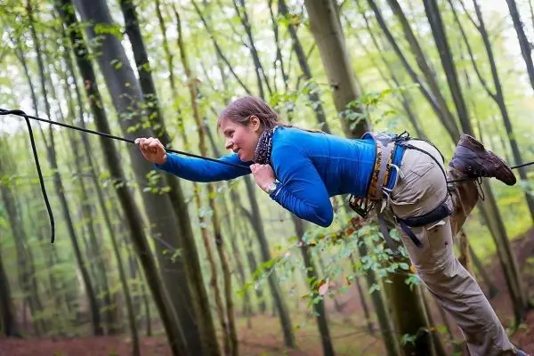 Selbstgebaute Seilquerung wird mit einem Seil überquert