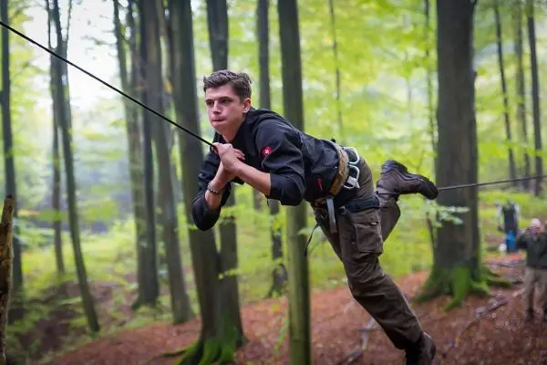 Selbstgebaute Seilquerung wird von einer Person überquert