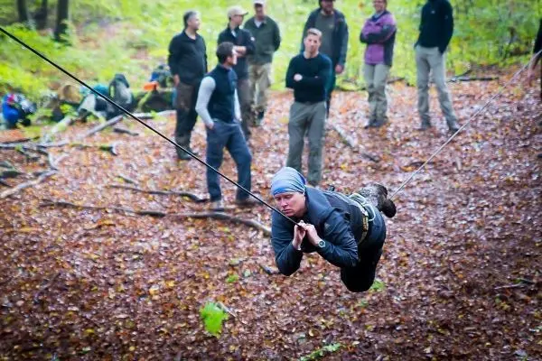 Selbstgebaute Seilquerung wird von einer Person überquert
