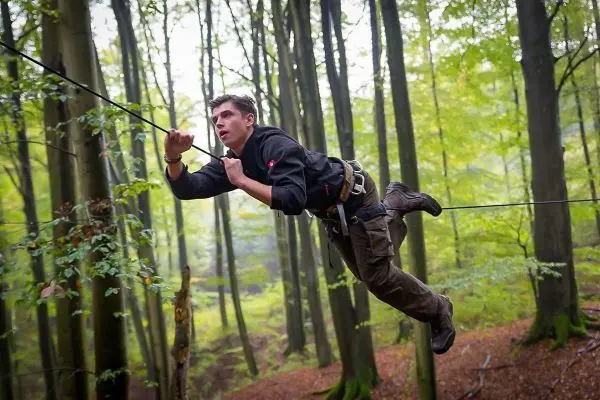 Selbstgebaute Seilquerung wird von einer Person überquert