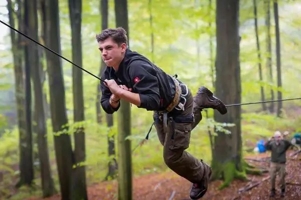 Selbstgebaute Seilquerung wird von einer Person überquert