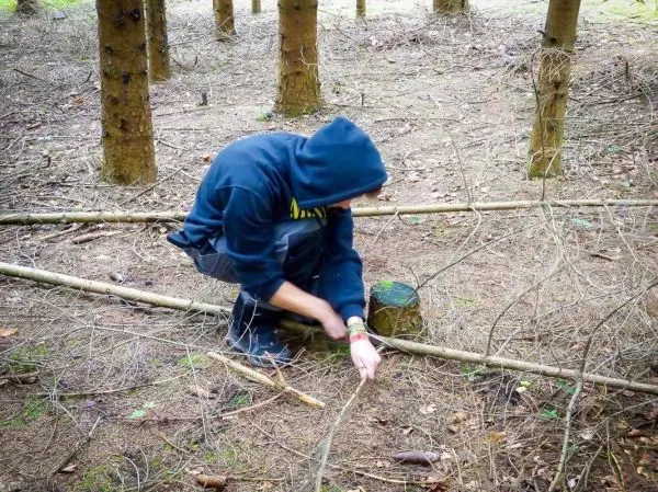 Holzstück wird für eine selbstgebaute Konstruktion vorbereitet