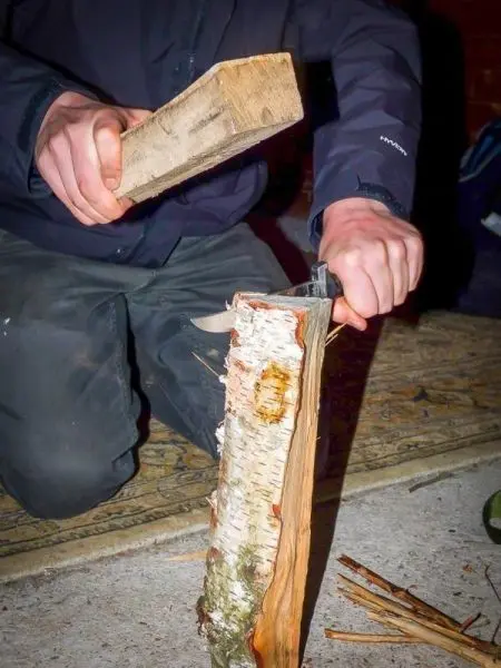 Holzstück wird mit einem Messer bearbeitet