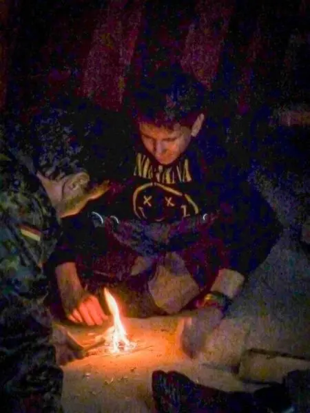 Kleine Flamme entsteht beim Zundern mit Feuerstahl und Zunder