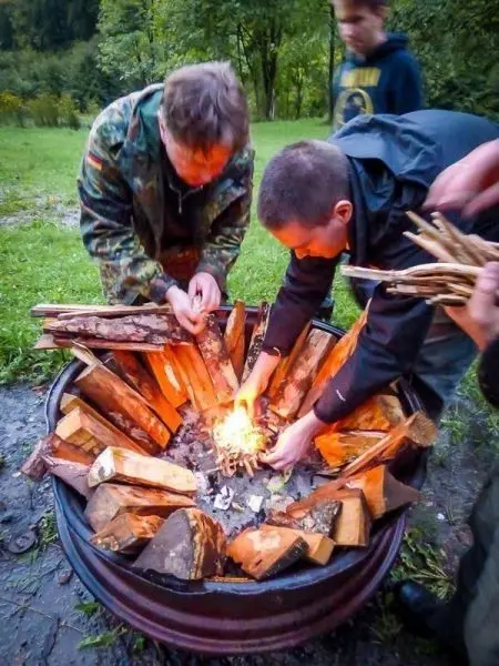 Kleine Flamme entzündet Zunder in einem Holzfeuerkreis