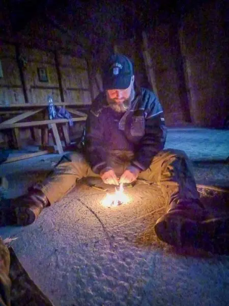 Kleines Bodenfeuer wird mit Zunder entfacht