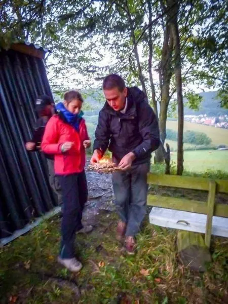Person zeigt einer anderen Person etwas auf dem Boden beim Überlebenstraining