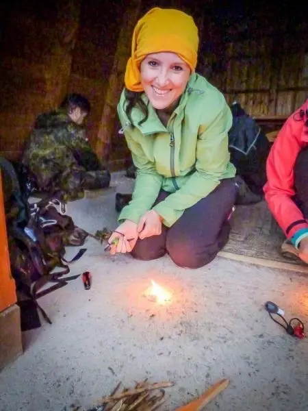 Zunder glimmt vor einer Person in einer Notunterkunft