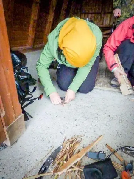 Zunder wird mit einem Messer bearbeitet und vorbereitet