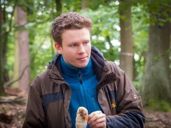 Person haelt ein stueck brot in der hand