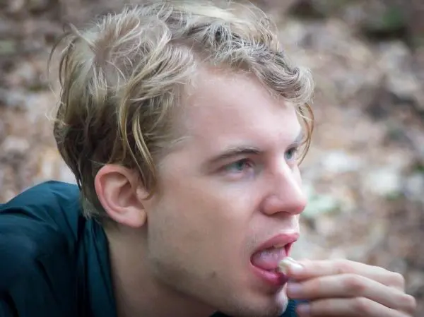 Person isst etwas und schaut nachdenklich