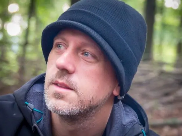 Person schaut nachdenklich in die Ferne