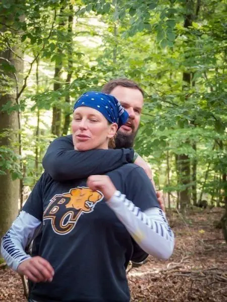 Person zeigt eine Technik zur Selbstverteidigung im Wald