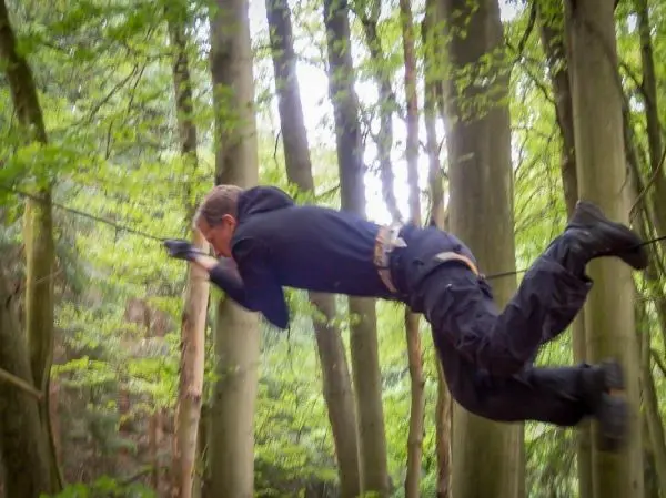 Selbstgebaute Seilquerung wird überquert