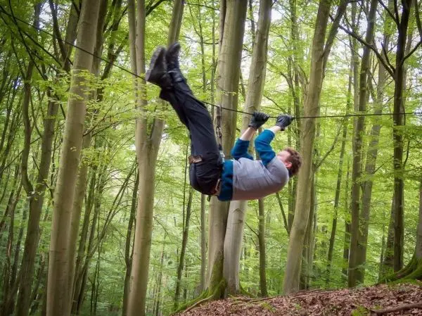 Selbstgebaute Seilquerung wird von einer Person überquert