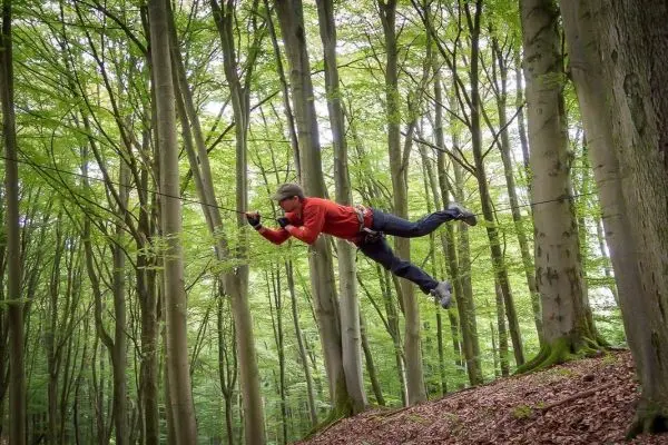 Selbstgebaute Seilquerung wird von einer Person überquert