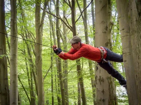 Selbstgebaute Seilquerung wird von einer Person überquert