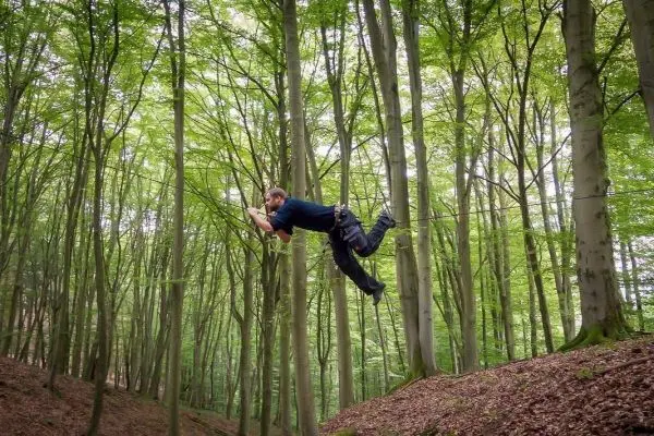 Selbstgebaute Seilquerung wird von einer Person überquert