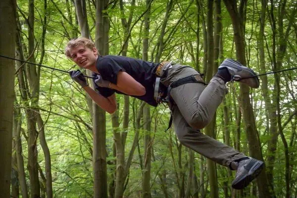 Selbstgebaute Seilquerung wird von einer Person überquert