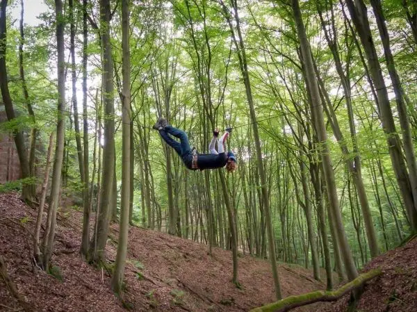 Selbstgebaute Seilquerung wird von einer Person überquert