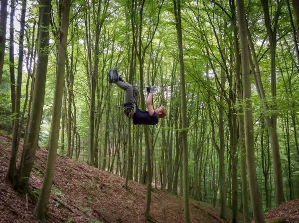 Selbstgebaute Seilquerung wird von einer Person überquert