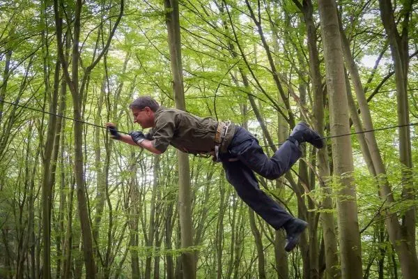 Selbstgebaute Seilquerung wird von einer Person überquert