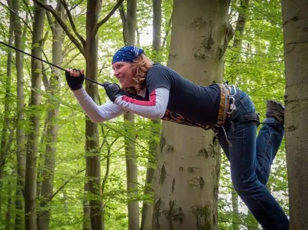 Selbstgebaute Seilquerung wird zwischen zwei Bäumen genutzt