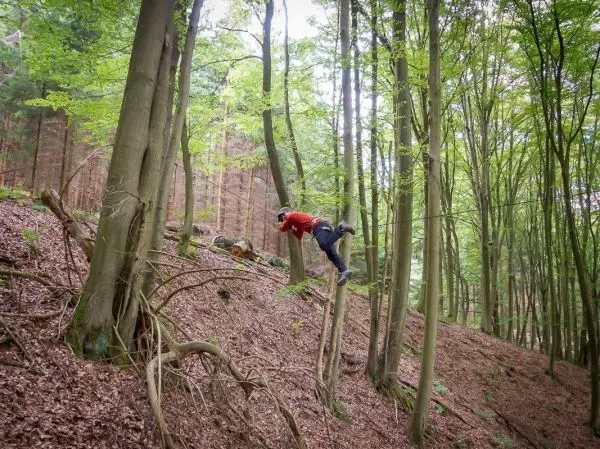 Selbstgebaute Seilquerung wird zwischen zwei Bäumen genutzt
