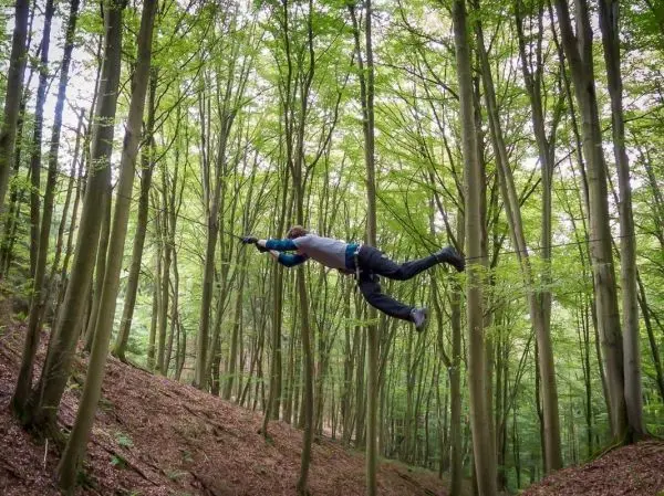 Selbstgebaute Seilquerung zwischen Bäumen wird überquert