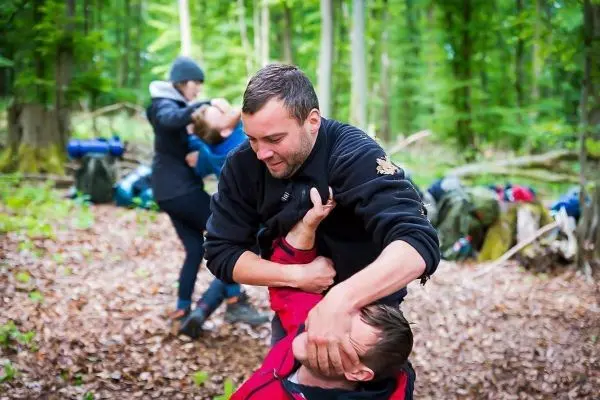 Kampftraining im Wald mit zwei Personen in einer Übungssituation