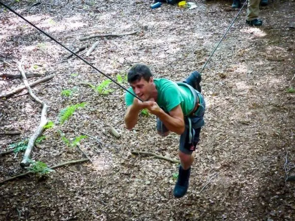 Selbstgebaute Seilquerung wird von einer Person überquert