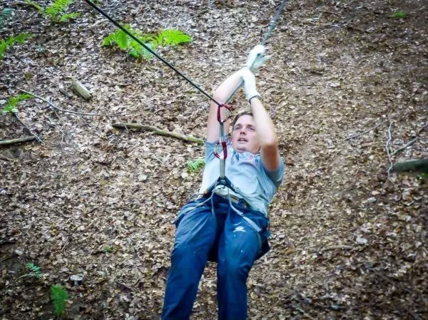 Selbstgebaute Seilquerung wird von einer Person überquert