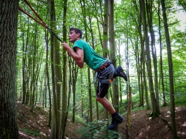 Selbstgebaute Seilquerung wird von einer Person überquert
