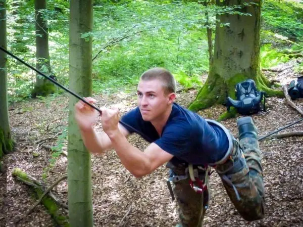 Selbstgebaute Seilquerung zwischen Bäumen wird aktiv überquert