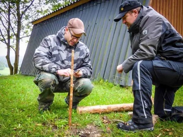 Messer bearbeitet Holzstück für eine Konstruktion im Freien