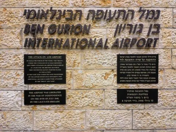 Informationstafeln am Ben Gurion Flughafen mit historischen Hinweisen