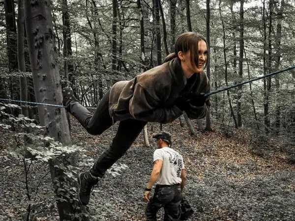 Selbstgebaute Seilquerung wird von einer Person überquert