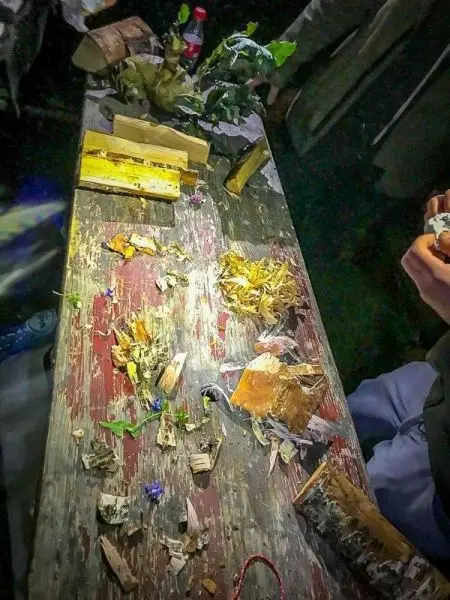 Holzstücke und Zunder auf einem Tisch, Hände bereiten Materialien vor