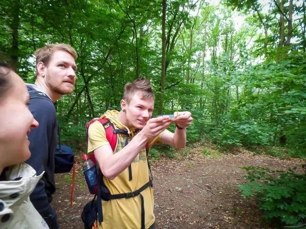 Person hält Kompass und schaut konzentriert auf die Anzeige